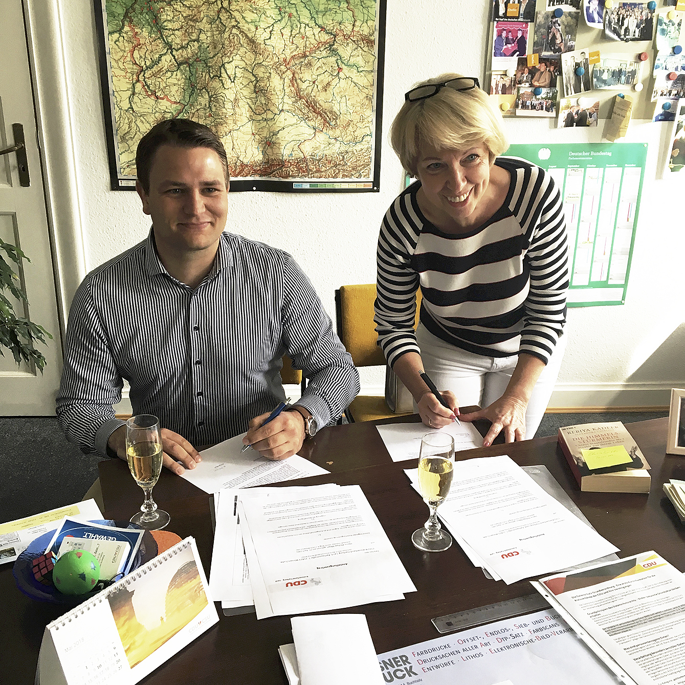 Philipp Meyn und CDU-Kreisvorsitzende Britta Witte
bei der Vertragsunterzeichnung