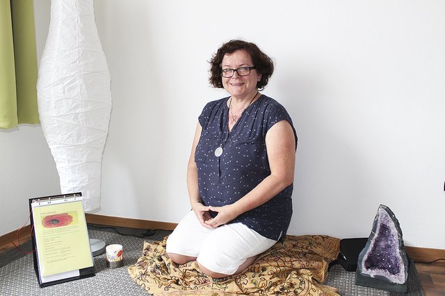 Birgit Frieman auf ihrem Platz im Meditationsraum in Buxtehude Foto: wd