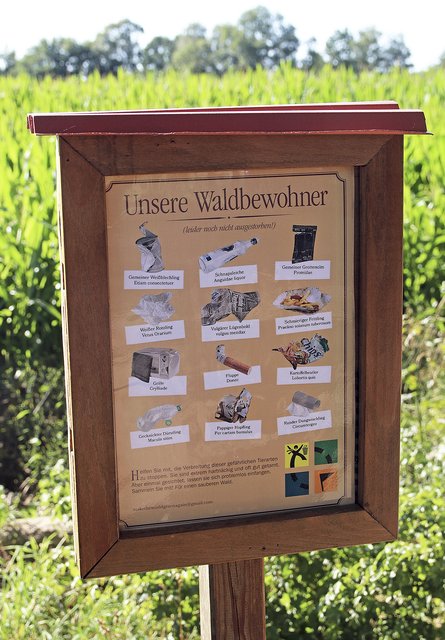 "Unsere Waldbewohner" steht auf dem Schild. Darunter sind Müllgegenstände aufgelistet, die regelmäßig in der Hagener Feldmark landen Fotos: jd