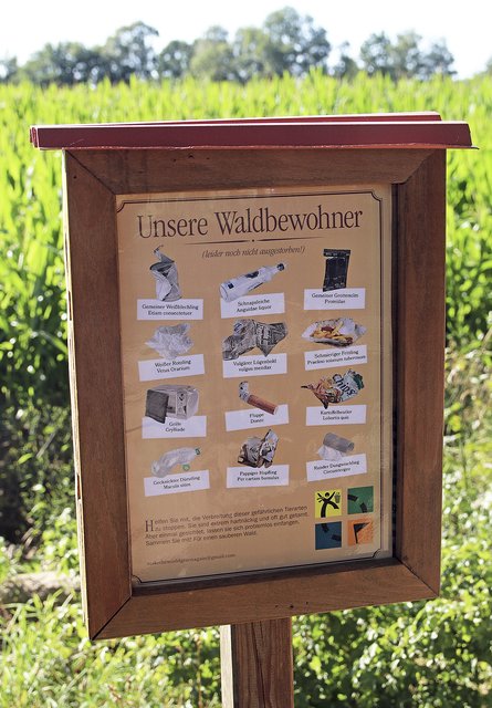 "Unsere Waldbewohner" steht auf dem Schild. Darunter sind Müllgegenstände aufgelistet, die regelmäßig in der Hagener Feldmark landen  Fotos: jd