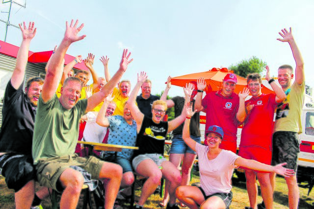 Jetzt wird gefeiert! Die Schwimmer sind zurückgekehrt nach Stadersand und grillen eine Runde