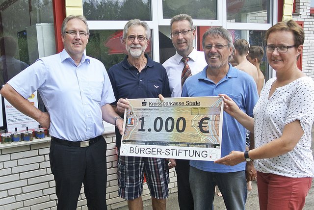 Scheckübergabe mit (v. li.) Samtgemeinde-Bürgermeister Peter Sommer, Mitgliederwart Helmuth Viets, dem Filialdirektor der Kreissparkasse in Apensen, Willem Klie, dem 1. Vereinsvorsitzenden Bernd Eschig und Kassenwartin Annette Mehrkens