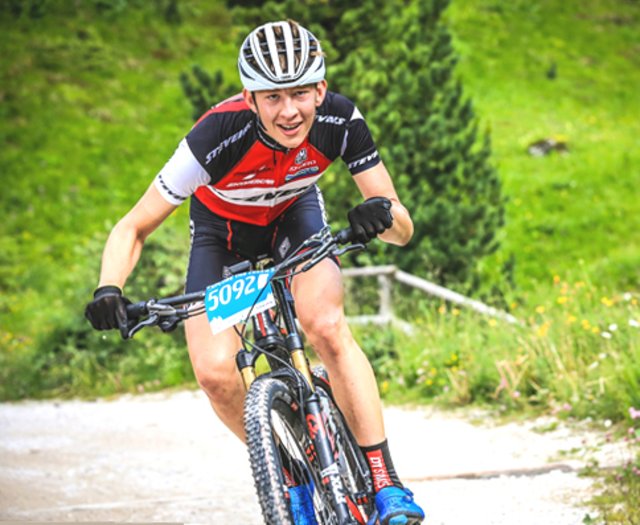 Luk Boving (18) auf dem Bike in Südtirol unterwegs