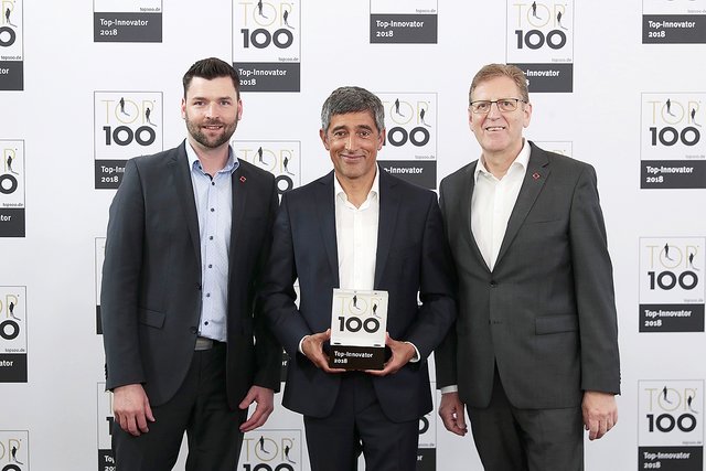 Die Viebrockhaus-Vorstandsmitglieder Wolfgang Werner (re.)
und Sebastian Klare (li.) erhielten von Mentor Ranga Yogeshwar die Auszeichnung als "TOP 100 Innovationsführer 2018" 
Foto: KD Busch / compamedia