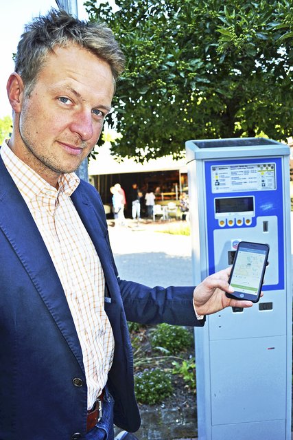 Philipp Zimmermann zeigt, wie das Parken bargeldlos bezahlt werden kann