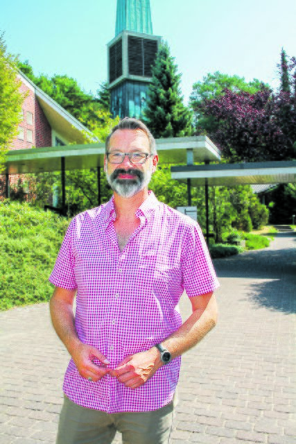 Pastor Jürgen Stahlhut vor
der St.-Johannis-Kirche Fotos: kb / archiv