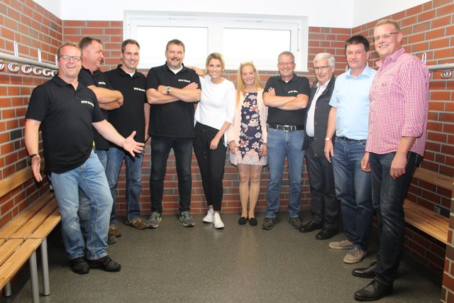 Das Orga-Team und Führungskräfte der Harsefelder Feuerwehr hielten hinter den Kulissen einen Plausch mit Schlager-Star Anna-Maria Zimmermann (Mitte, li.)