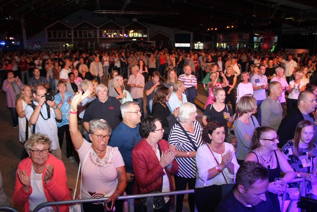 Rund 1.500 Schlagerfans feierten in der Eissporthalle auf Einladung der Harsefelder Feuerwehr
