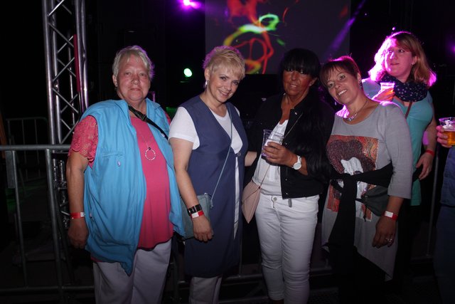 Helga (v. li.), Heike, Annestien und Beate sicherten sich die erste Reihe für den besten Blick auf die Bühne