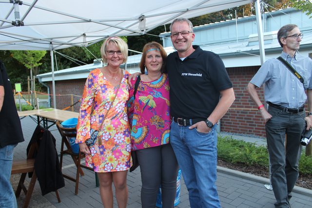 Schlager-Fans Anja Eckhoff (li.) und Meike Korinth mit Carsten Schow vom Feuerwehr-Orga-Team
