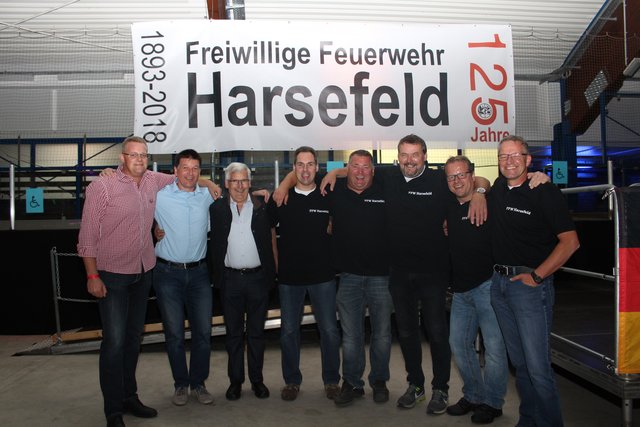 Das Orga-Team und die Führungskräfte der Feuerwehr waren froh, als die XXL-Party endlich los ging