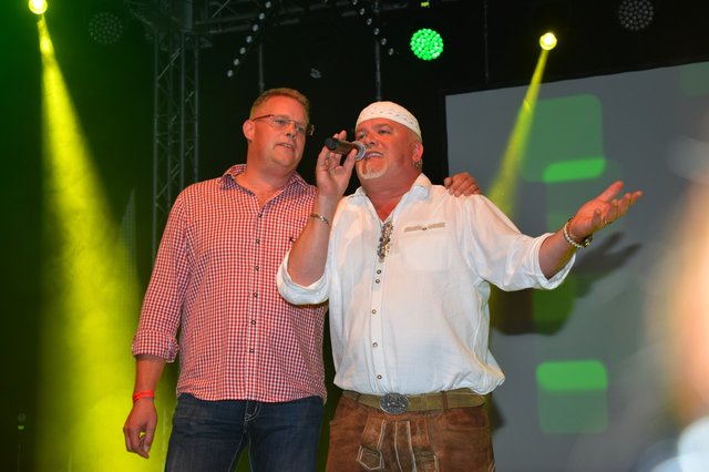 Ortsbrandmeister Olaf Jonas mit DJ Ötzi Double Kay Christiansen | Foto: Günter Kachmann