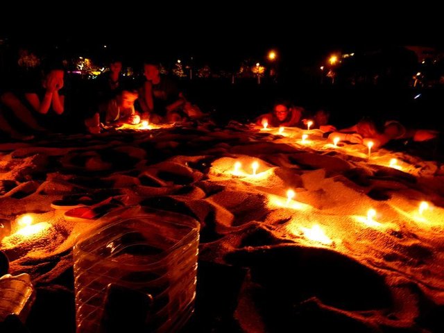 Gemütlicher Abendtreff mit Kerzenlicht unter freiem Himmel