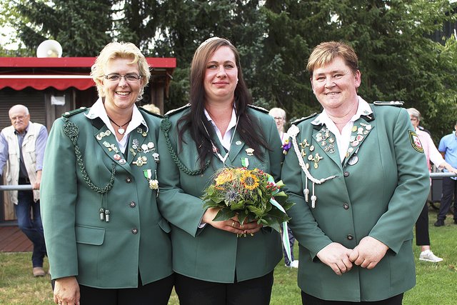 Melanie Schmidt (Mitte) ist neue Königin. Ihre Adjutantinnen sind Daniela Burmeister (li.) und Manuela Burfeind