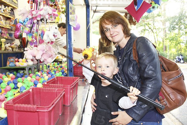 Jessica Höch besuchte mit ihrem Sohn Bennet das Schützenfest. 
Gemeinsam versuchten sie sich am Enten-Angeln