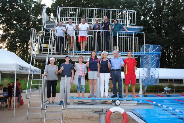 Auf dem Sprung(turm) für das große Event: DLRG-Ortsgruppenvorsitzende Elisabeth Mestmacher (vorne li.) mit Sponsoren und Helfern