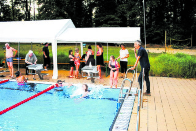 Beim Start der "Nassen Nacht": Nikolaus Lemberg, Geschäftsführer des Salzhäuser Vereins "Interessengemeinschaft", der vom Sponsorenschwimmen profitierte