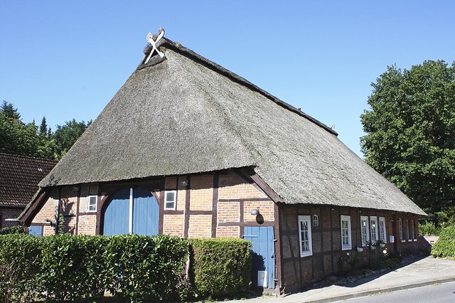 Das bekannte Gebäude in der Ortsmitte von Bendestorf ist ab sofort Standort von "Dahler&Company" in der Nordheide | Foto: Herbert Ohge