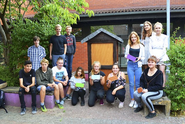 Diese engagierten Tostedter Schüler haben das "House of Tolerance", das kleine Holzhaus, das für Toleranz und Vielfalt steht, entkernt und ihm einen neuen Rahmen gegeben