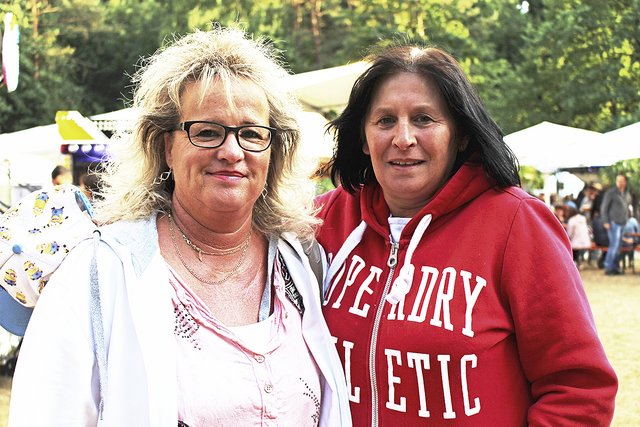 Birte Reimers (li.) und Petra Böddrich waren vom 
Schützenfest begeistert