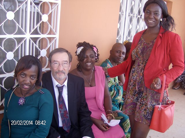 Das Brautpaar im Jahr 2014 im Stadesamt in Kamerun: Olaf und Laurentine Petersen (2. und 3. v. li.) mit Verwandten | Foto: Petersen privat