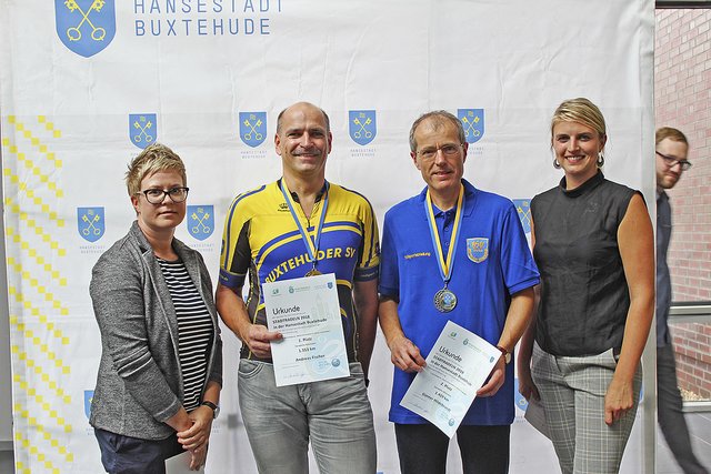 Andreas Fischer (2. v. li.) und Günter Hildebrand (3. v. li.) bekamen von Sophie Schröder (li.) und Ann-Kathrin Bopp ihre Urkunden überreicht Fotos: wd