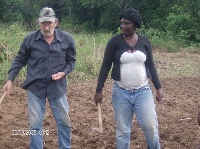 Bei der Arbeit auf dem Erdnussacker in Kamerun: Olaf Petersen und seine Ehefrau Laurentine mit Handhacken | Foto: Petersen privat