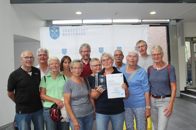Die Mittwochsradler um Heidi Krogoll (mit Urkunde) landen in der Teamwertung auf Platz 3