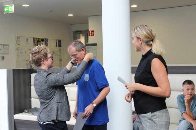 Günter Hildebrandt, BSV-Radsportgruppe, erhält die Silbermedaille