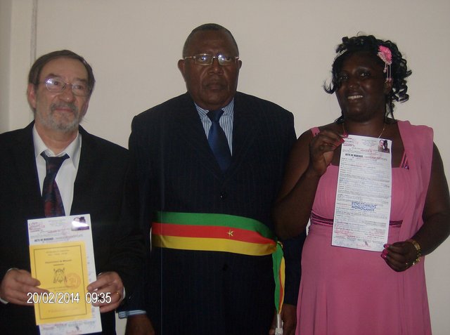 Mit Heiratsurkunde und Stammbuch: Olaf Petersen (li.), seine Ehefrau Laurentine und der afrikanische Standesbeamte | Foto: Petersen privat