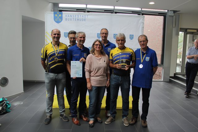 Eine Delegation der BSV-Radsportgruppe, die in der Teamwertung auf Platz 1 landete