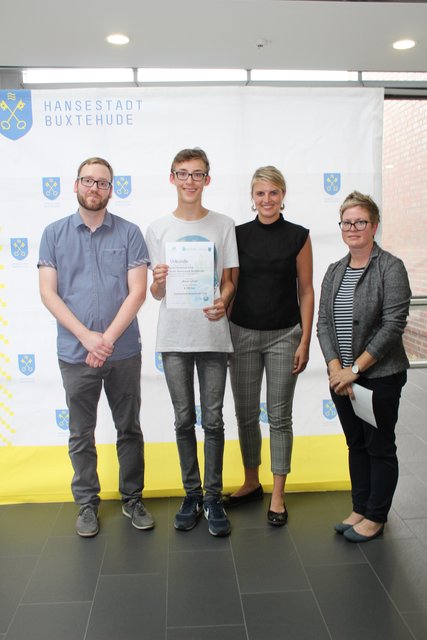 Das Gymnasium Buxtehude Süd stellte das beste Schulteam. Julian Straub (2. v. li.) nimmt die Urkunde von Johannes Kleber, Ann-Kathrin Bopp (3. v. li.) und Sophie Schneider entgegen