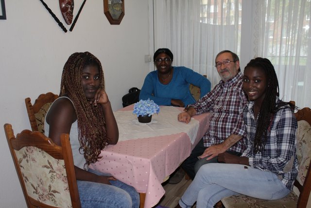 Am Esstisch: Olaf und Laurentine Petersen (Mitte) mit den Töchtern Armandine (re.) und Samira
