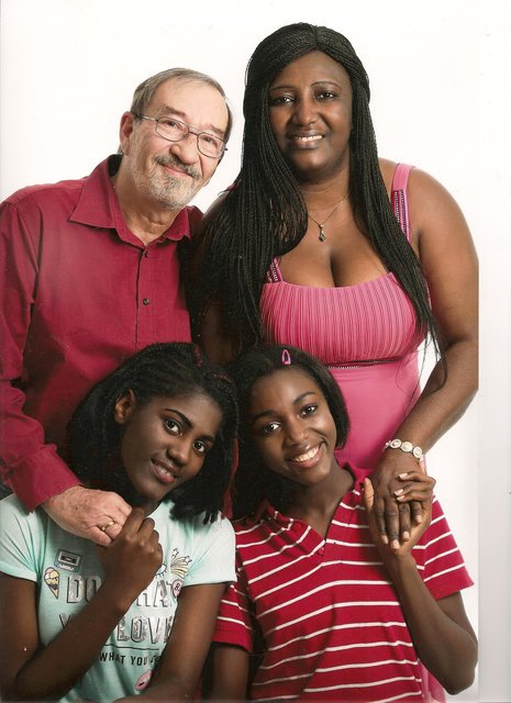 Patchwork-Familie: Olaf und Laurentine Petersen (hi.) mit den Töchtern Samira (vorne li.) und Armandine | Foto: Angela Farah/Petersen privat