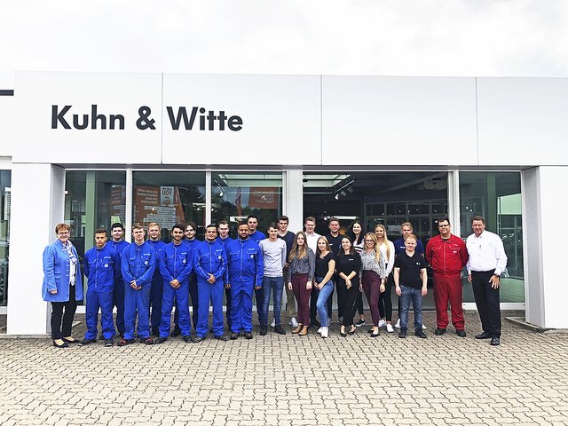 Geschäftsführerin Kerstin Wiitte (li.) sowie Stephan Baltzer (re.) und René Hornig (2. v.re.), zuständig für die Gesellenausbildung), begrüßten die neuen Auszubildenden in Jesteburg