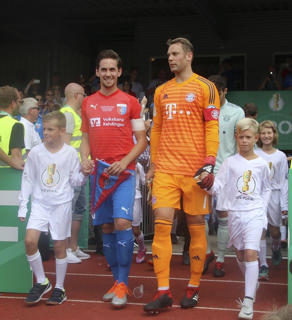 Die Kapitäne Sören Behrmann und Manuel Neuer beim Einzug in das Stadion