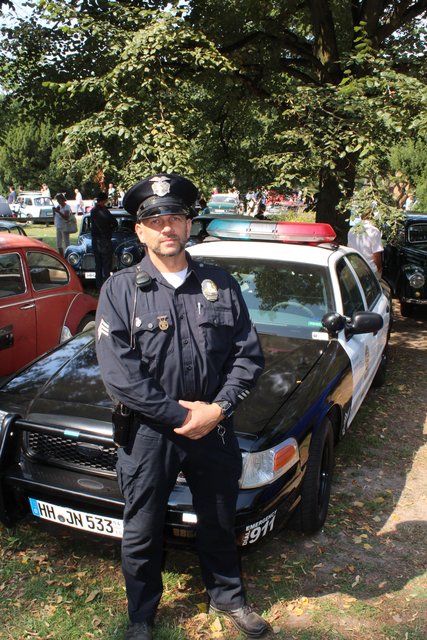 Holger Frahm vor seinem amerikanischen Streifenwagen