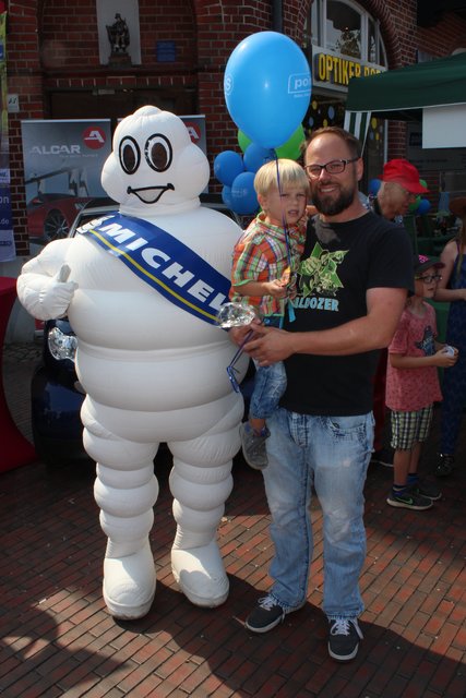 Tobias Meyer und sein Sohn Jonas (3) holten sich beim Michelin-Männchen einen Luftballon ab