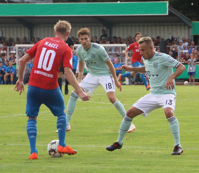 Florian Nagel steht Leon Goretzka und Rafinha gegenüber
