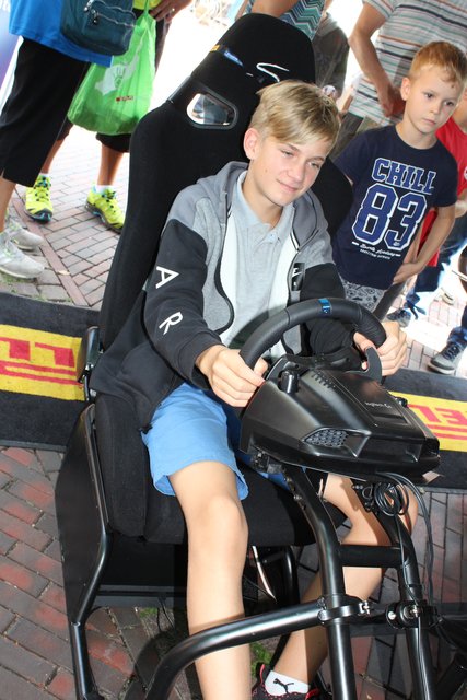 Bennet (13) probierte seine Fahrkünste im Renn-Simulator aus