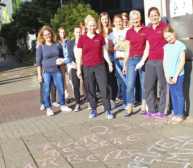 Für bessere Arbeitsbedingungen und eine leistungsgerechte Bezahlung: In Buxtehude machten Therapeutinnen und Therapeuten auf ihre Situation aufmerksam