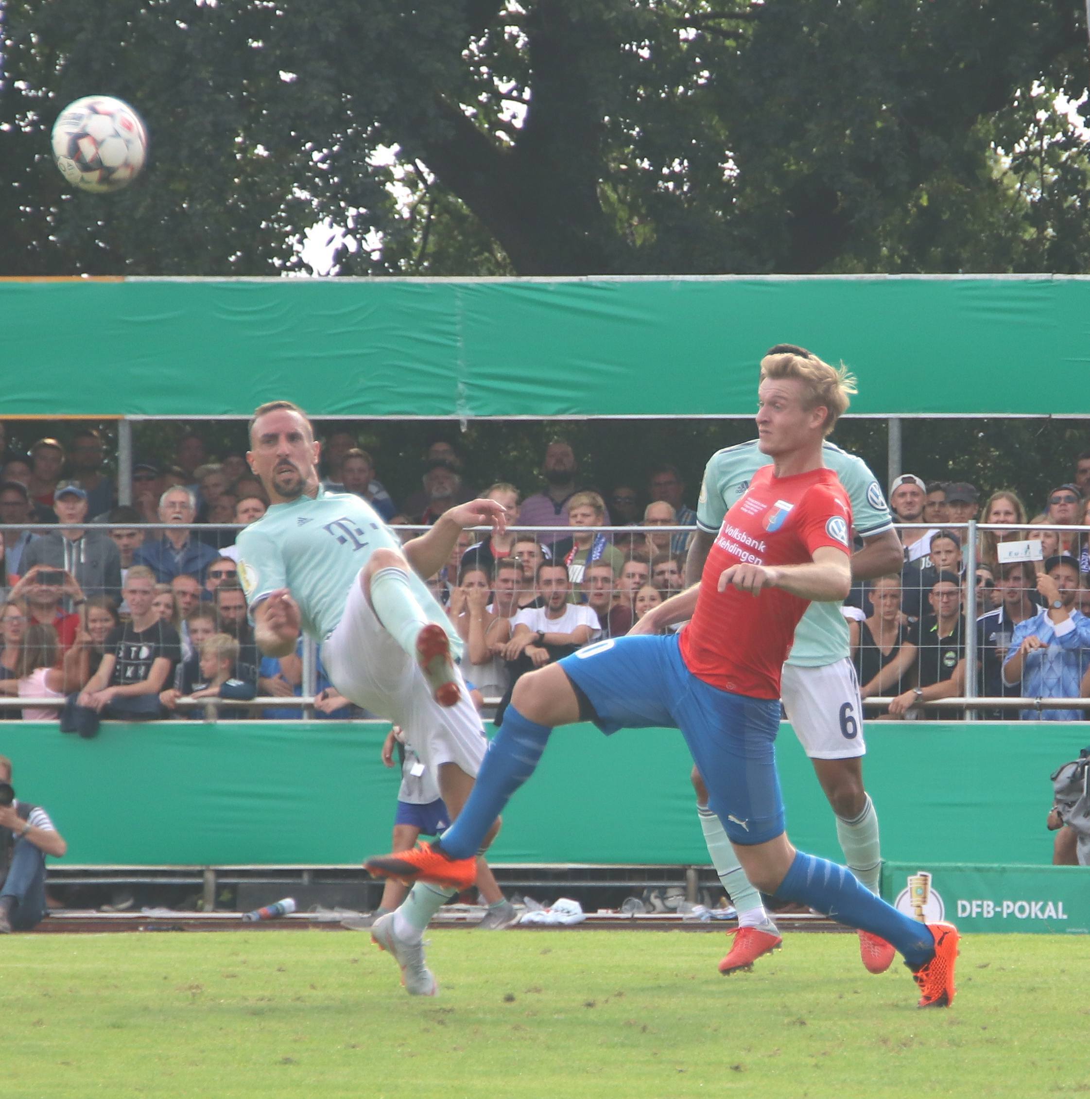 Null Respekt: Florian Nagel von D/A im Zweikampf mit Franck Ribéry