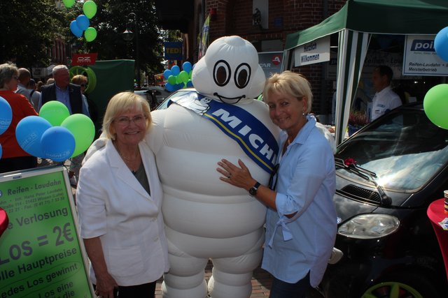 Inge Laudahn (li.) und Claudia Meyer mit dem Michelin-Männchen