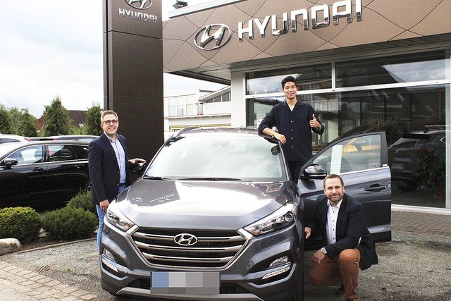 Bei der Fahrzeugübergabe: YiYoung Park (Mitte) mit
Geschäftsführer Niklas Bröhan (li.) und Verkaufsleiter Michael Bröhan-Schmand
