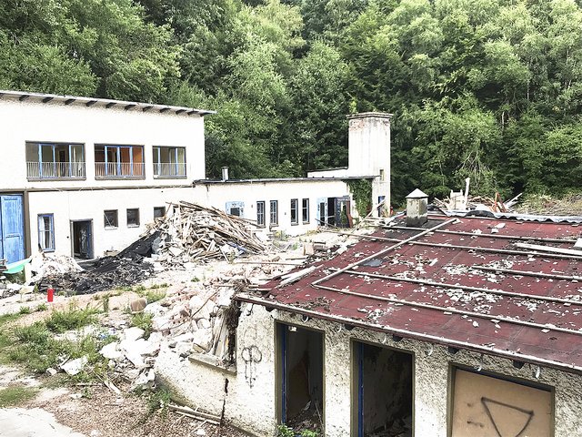 Schuttberge und offene Türen - wo einst Film-Geschichte geschrieben wurde, herrscht jetzt Abbruch-Chaos