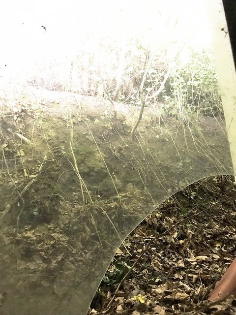 Ein Blick aus einem kaputten "Fundus"-Fenster auf den Hang. Erdreich könnte bei einem Unwetter in das Gebäude rutschen
