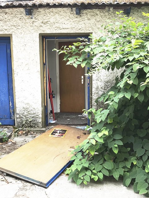 Durch ungesicherte Türen gelangt man leicht ins Innere der alten Studiohallen