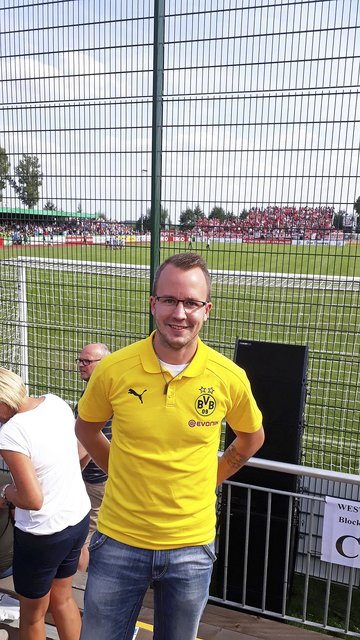 (tp). "Eine überragende sportliche Leistung von D/A und eine sehre gute Organisation seitens des Vereins", lobt der Kehdinger Edel-Fußballfan und Rekord-Trikotsammler Michael Breuer das Event. "Kleiner bitterer Beigeschmack für mich war das teils überhebliche Auftreten der Münchener aufgrund diverser Sonderwünsche" | Foto: Breuer privat