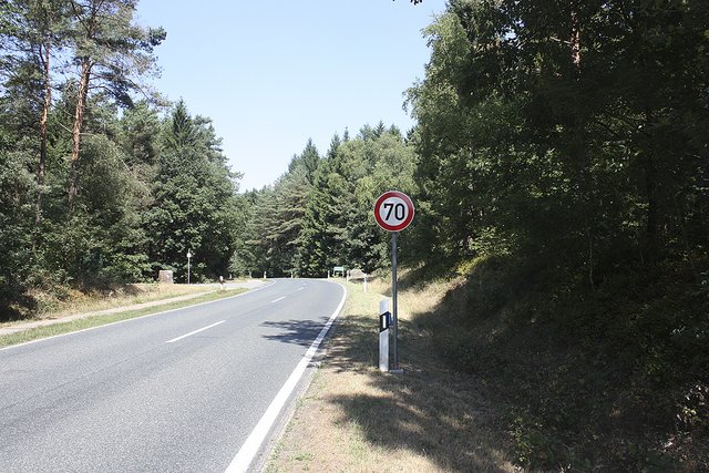 Aus Richtung Holm-Seppensen ist die Geschwindigkeit nun vor der Einmündung des Europäischen Fernwanderwegs auf 70 km/h beschränkt