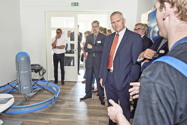Studierende der PFH erläutern Björn Thümler ihre Projekte Foto: PFH